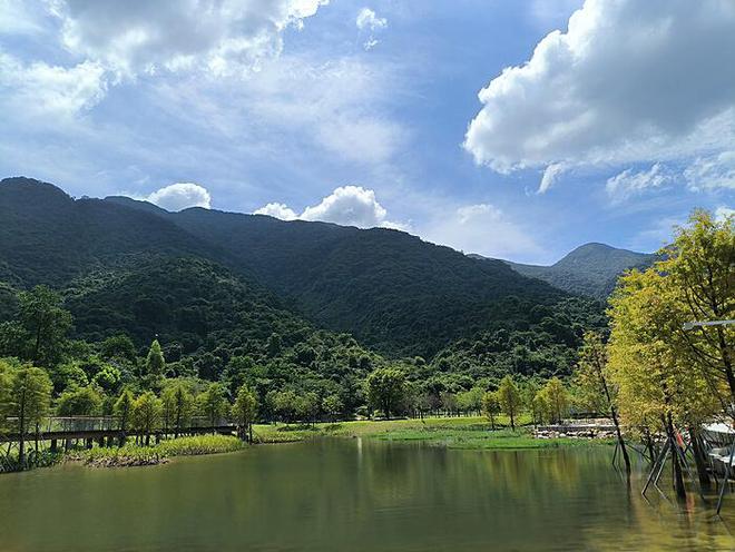 海南舰顺利抵达香港——一艘航母的崭新旅程